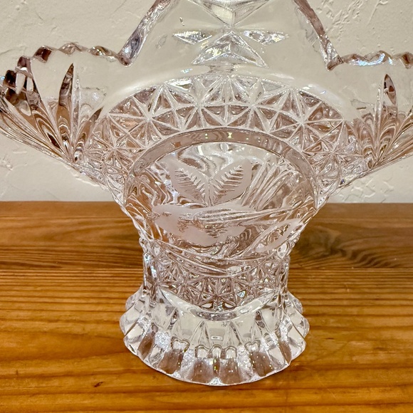 Hofbauer Byrdes Collection Crystal 11” Deep Basket with Bird Medallion - Picture 10 of 10